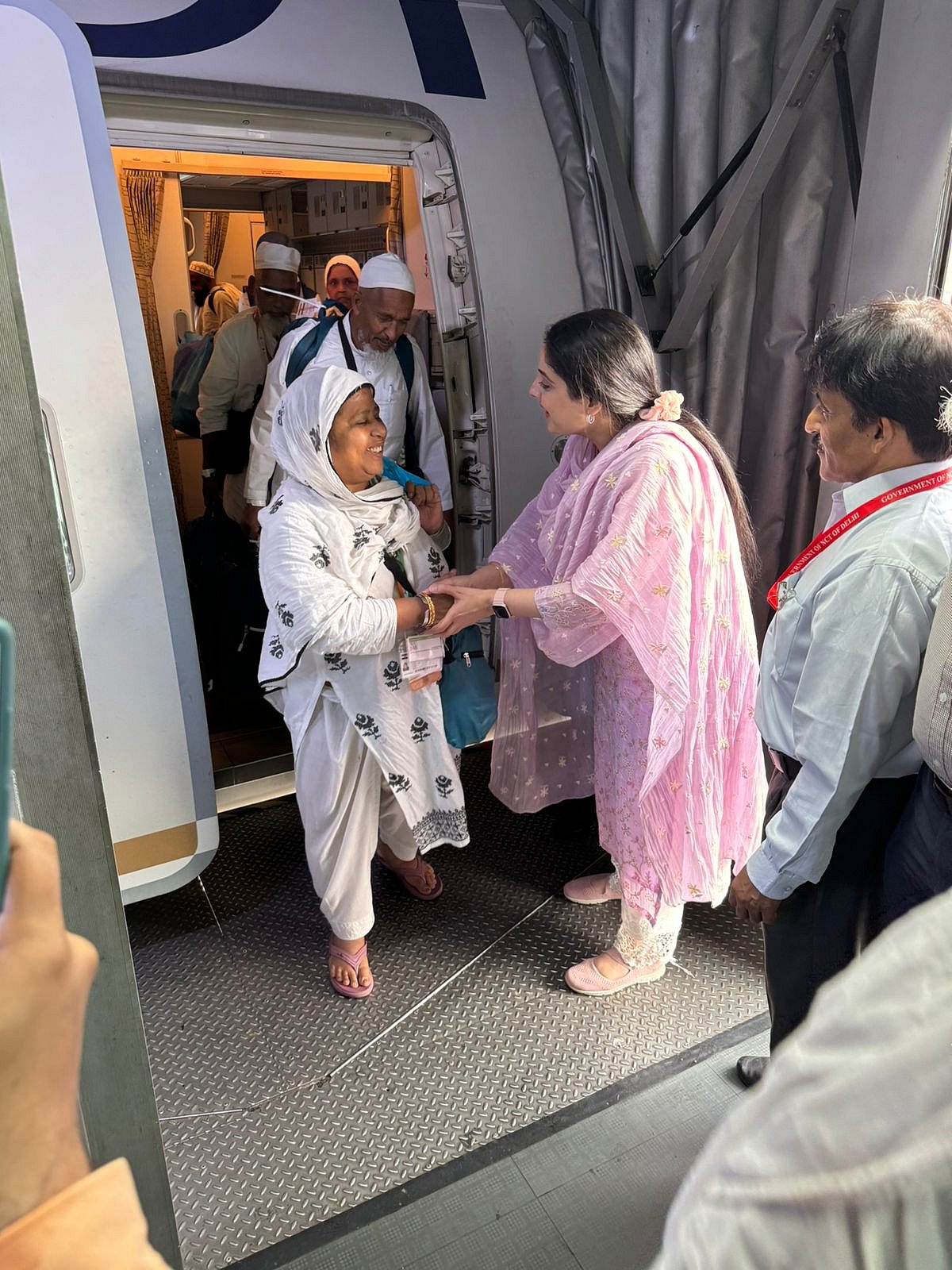 دہلی امبارکیشن پوائنٹ کے حجاج کی وطن واپسی کا سلسلہ مکمل، حج کمیٹی کی چیئرپرسن کوثر جہاں نے کیا استقبال