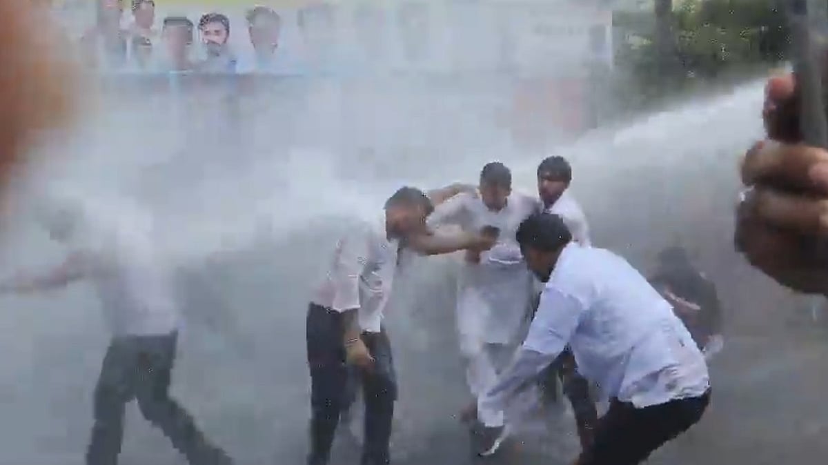 بھوپال: نیٹ، اگنی ویر اور نرسنگ گھوٹالہ کے خلاف کانگریس کا زبردست احتجاج، پولیس نے آنسو گیس کا کیا استعمال
