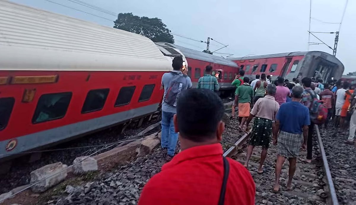 جھارکھنڈ میں ریل حادثہ! ہاوڑہ-ممبئی میل کے 18 ڈبے پٹری سے اترے، کئی مسافر زخمی، دو کی موت