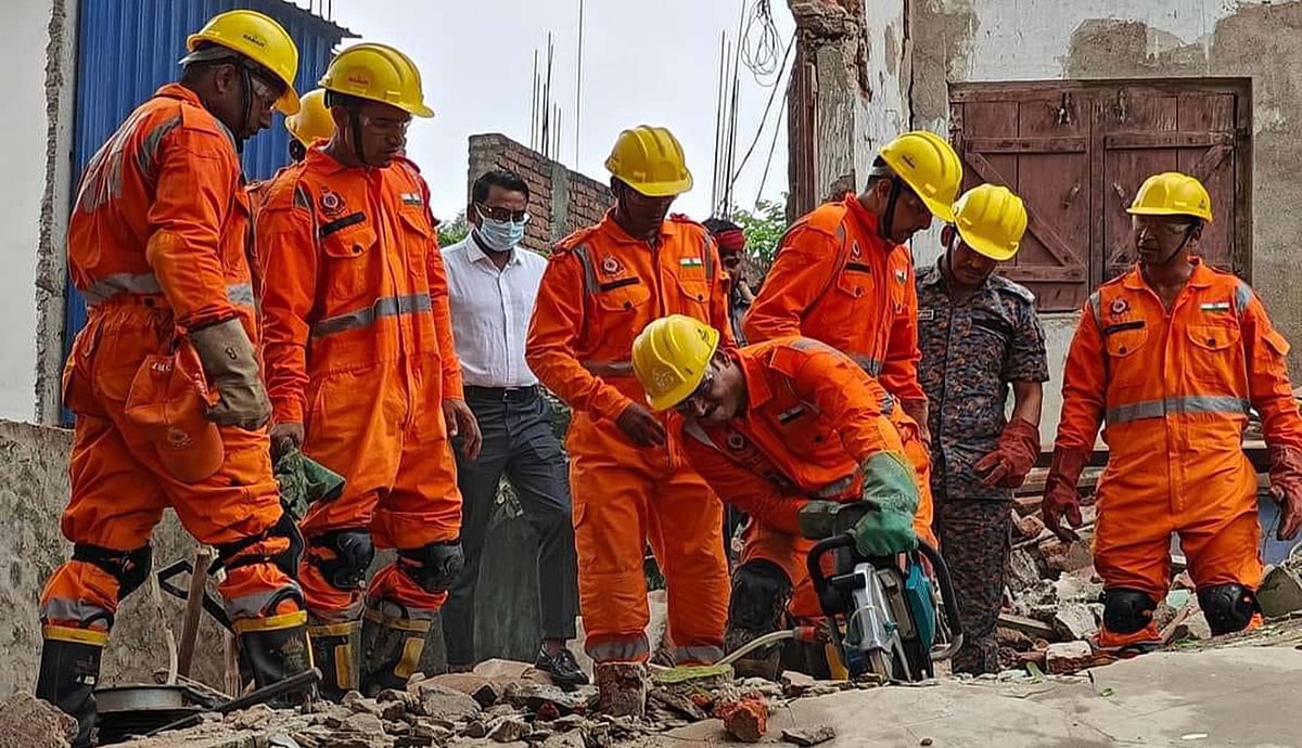 جھارکھنڈ کے دیوگھر میں تین منزلہ عمارت گرنے سے حادثہ، 3 افراد ہلاک، 7 کو بحفاظت نکالا گیا