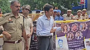 اولڈ راجندر نگر میں احتجاج کرنے والے طلبہ سے ایم سی ڈی افسر کی ملاقات، احتجاج ختم کرنے کی اپیل