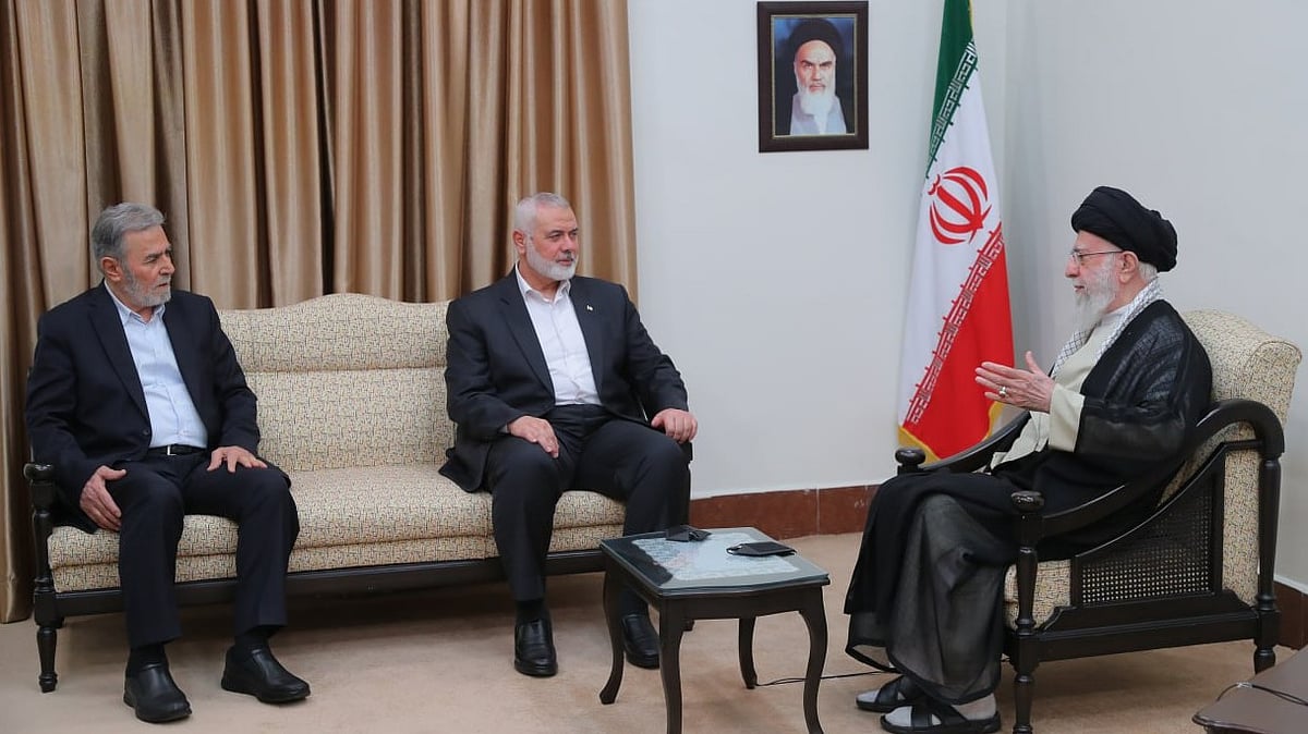 <div class="paragraphs"><p>اسماعیل ہنیہ ایران کے سپریم لیڈر آیت اللہ علی خامنہ ای کے ساتھ / ’ایکس‘ @khamenei_ir</p></div>