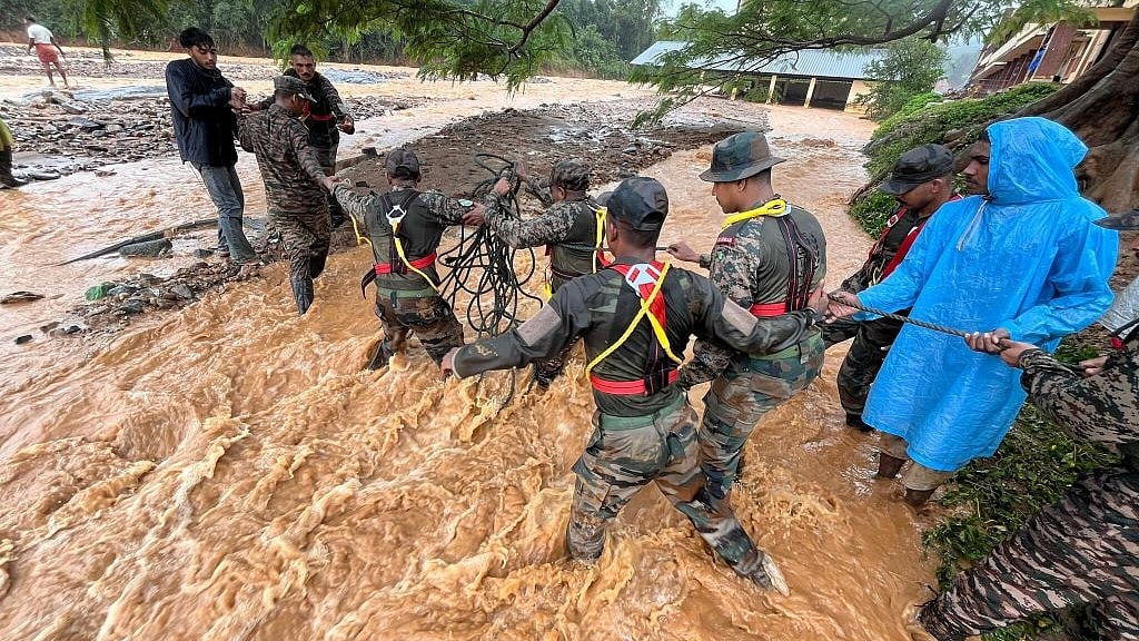 <div class="paragraphs"><p>وائناڈ میں ریسکیو مہم چلاتے ہوئے فوجی، Getty Images</p></div>