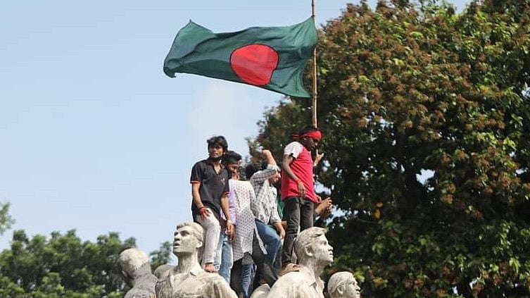 شیخ حسینہ کے بنگلہ دیش میں آخری 45 منٹ! عوامی لیگ کو کیسے لے ڈوبا مظاہرین کا غصہ