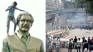 بنگلہ دیش میں مظاہرین نے توڑا شیخ مجیب الرحمان کا مجسمہ، سر پر برسائے ہتھوڑے!