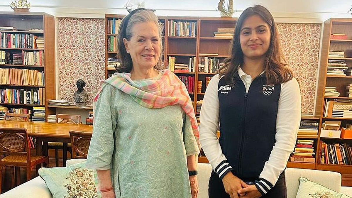 <div class="paragraphs"><p>سونیا گاندھی کے ساتھ منو بھاکر / سوشل میڈیا</p></div>