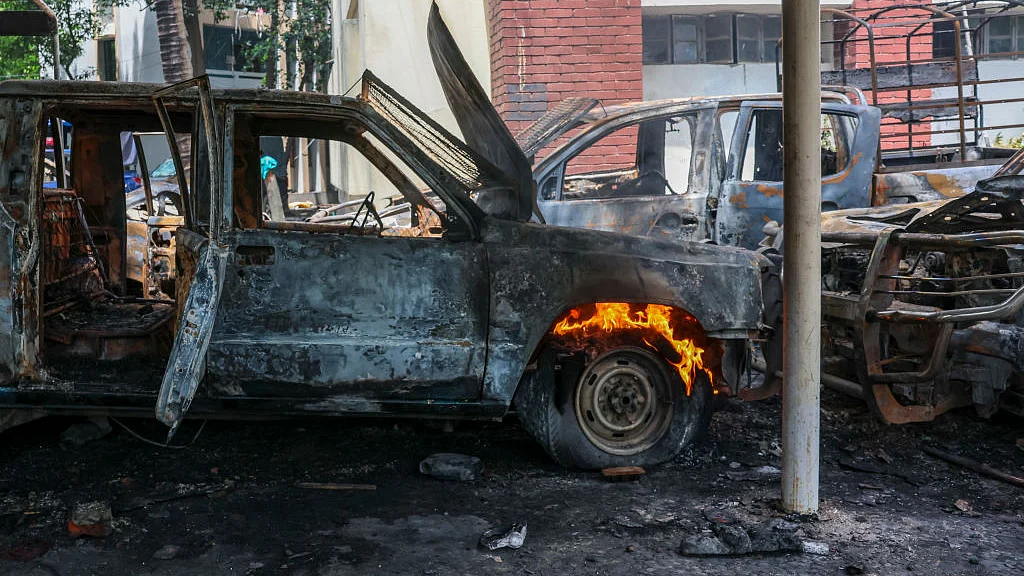 <div class="paragraphs"><p>بنگلہ دیش میں ایک پولیس اسٹیشن میں توڑ پھوڑ کے بعد کا منظر / Getty Images</p></div>