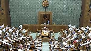 'بھارت چھوڑو تحریک' کی برسی کے موقع پر لوک سبھا میں مہاتما گاندھی اور شہیدوں کو پیش کیا گیا خراج عقیدت