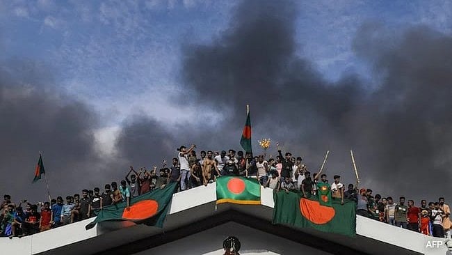 بنگلہ دیش میں نہیں تھم رہا تشدد، مظاہرین نے عدالت عظمیٰ کو گھیرا، چیف جسٹس عبیدالحسن نے استعفیٰ کا کیا اعلان