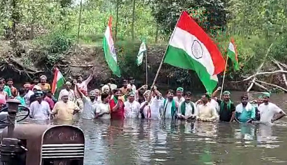 یومِ آزادی: مظفرنگر میں کسانوں نے پانی میں اتر کر لہرایا قومی پرچم، ہنڈن ندی پر پل بنانے کا مطالبہ