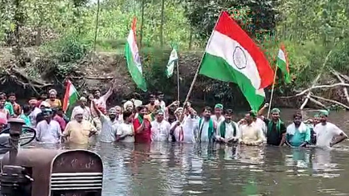 <div class="paragraphs"><p>پانی میں اتر کر قومی پرچم لہراتے کسان / آئی اے این ایس</p></div>