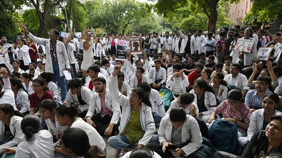 <div class="paragraphs"><p>اپنے مطالبات کو لے کر ہڑتال پر بیٹھے ڈاکٹرس، تصویر ویپن/قومی آواز</p></div>