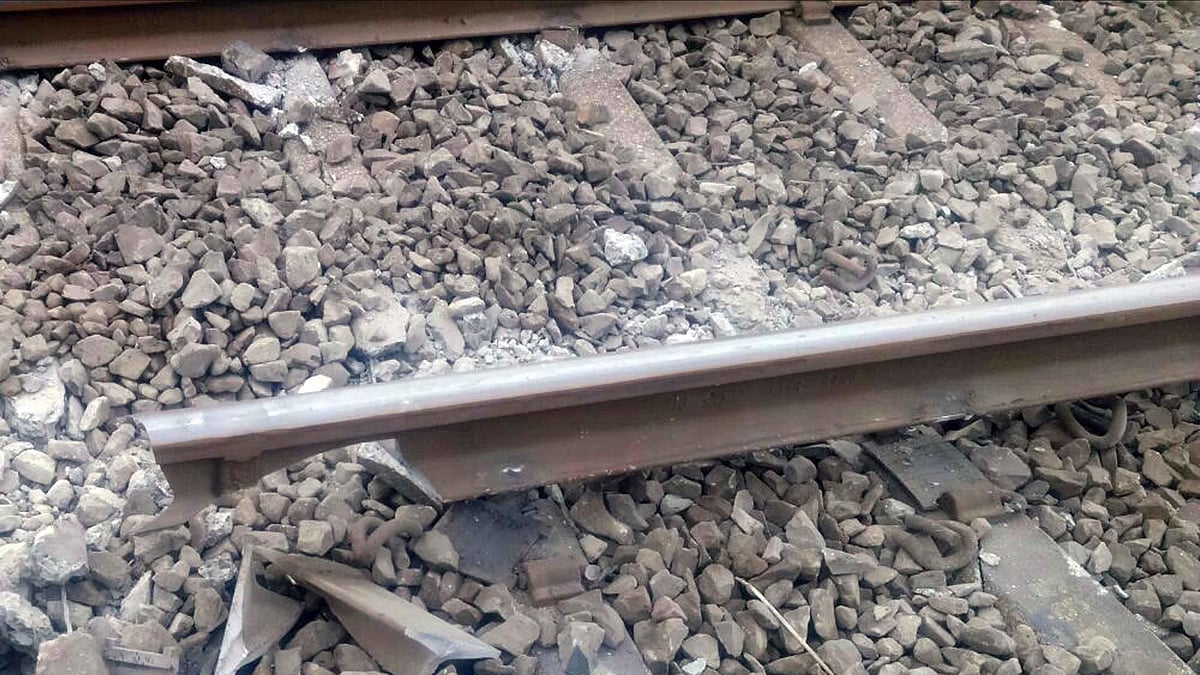 سابرمتی ایکسپریس کے 22 ڈبے پٹری سے اتر گئے، سماجوادی نے کیا وزیر ریل پر حملہ