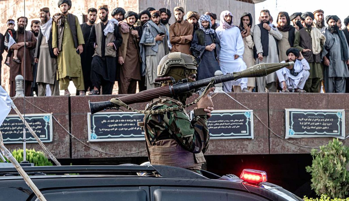 افغانستان: طالبان کی پریڈ میں امریکی ہتھیاروں کی نمائش