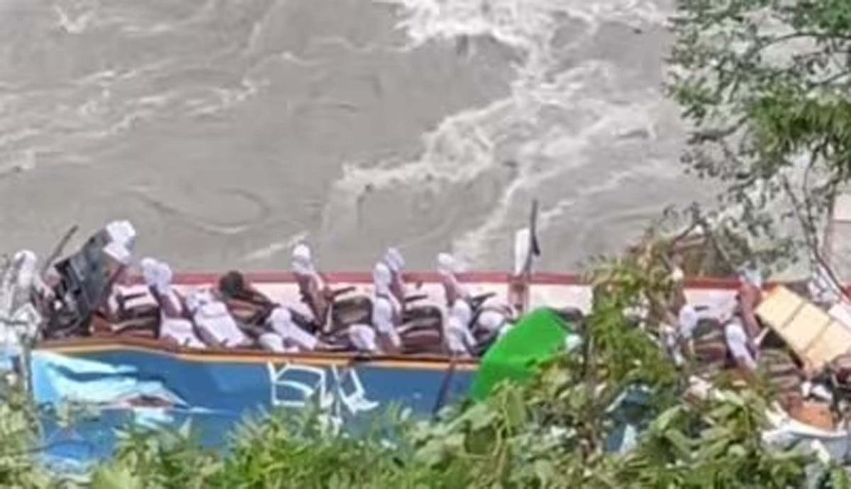 نیپال: 40 مسافروں سے بھری ہندوستانی بس کے دریا میں گرنے سے اندوہناک حادثہ، 14 ہلاک افراد ہلاک
