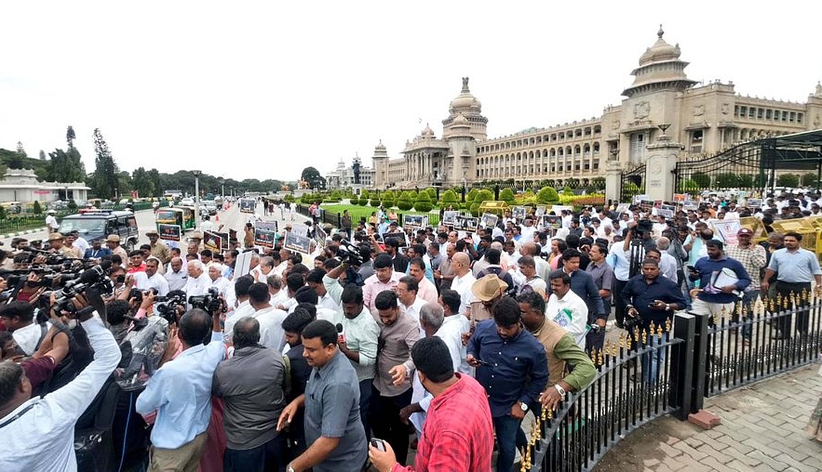 کرناٹک میں کانگریس کا ’راج بھون چلو‘ مارچ، پریانک کھڑگے نے گورنر کو بی جے پی کی کٹھ پتلی قرار دیا