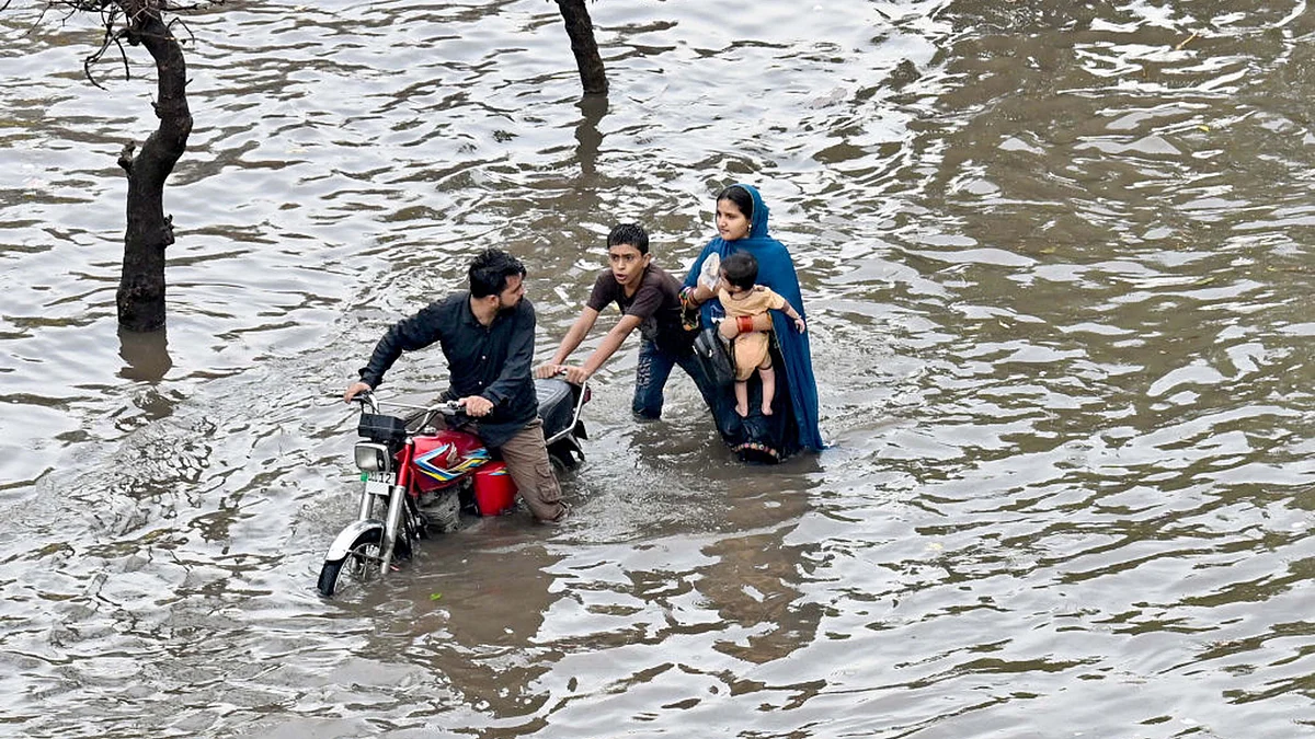<div class="paragraphs"><p>پاکستان میں بارش کے بعد کی صورت حال / Getty Images</p></div>