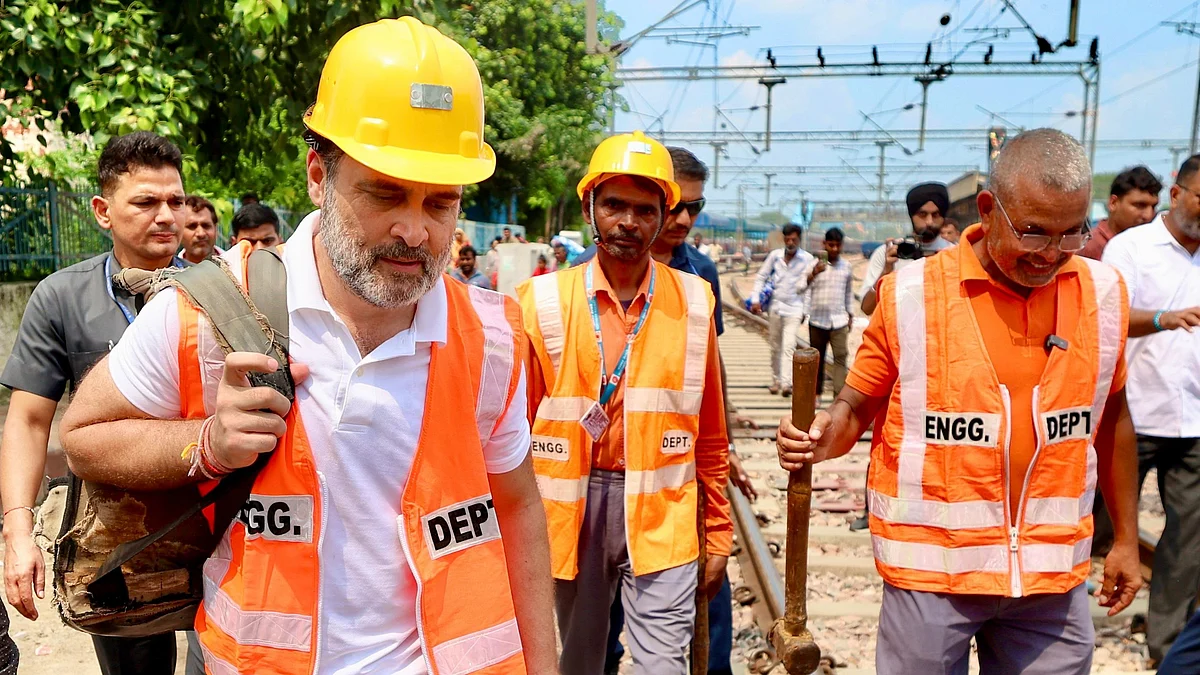 <div class="paragraphs"><p>ریلوے ٹریک مین کے ساتھ راہل گاندھی، تصویر&nbsp;<a href="https://twitter.com/INCIndia">@INCIndia</a></p></div>