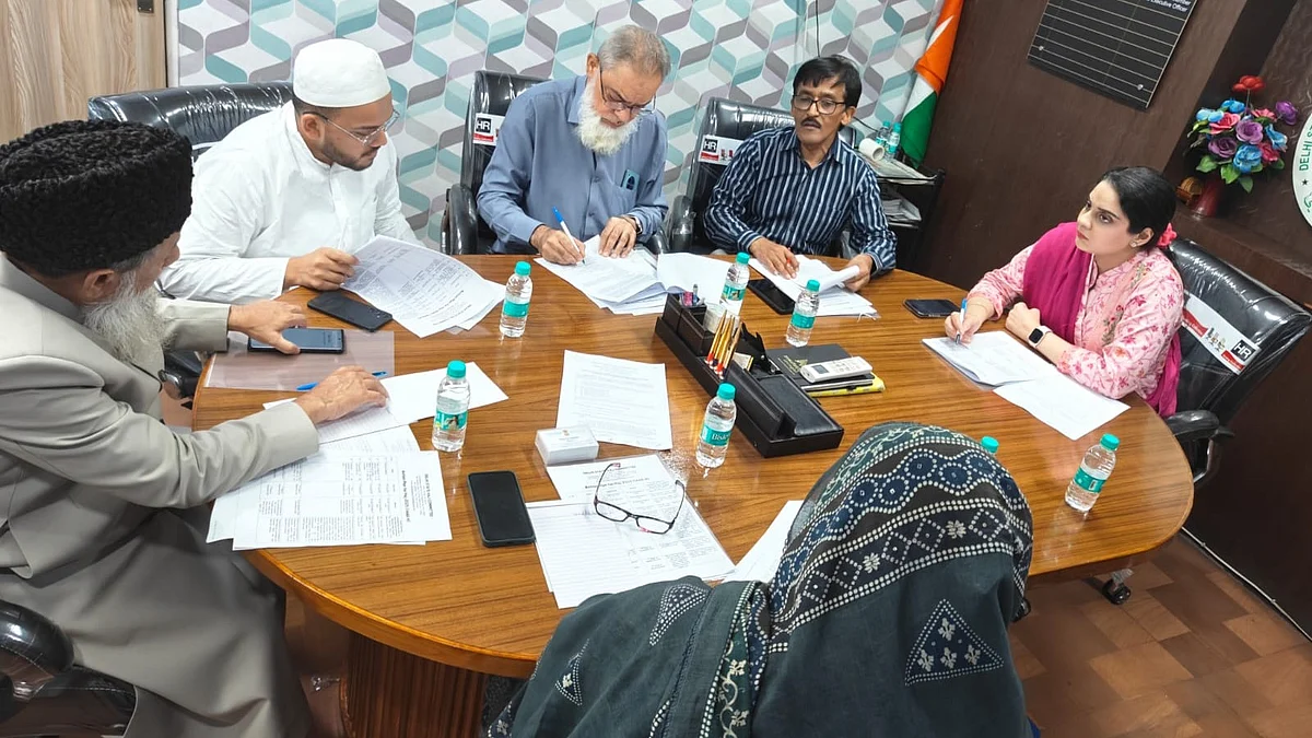 <div class="paragraphs"><p>دہلی اسٹیٹ حج کمیٹی کے دفتر میں میٹنگ کا منظر، فائل تصویر</p></div>