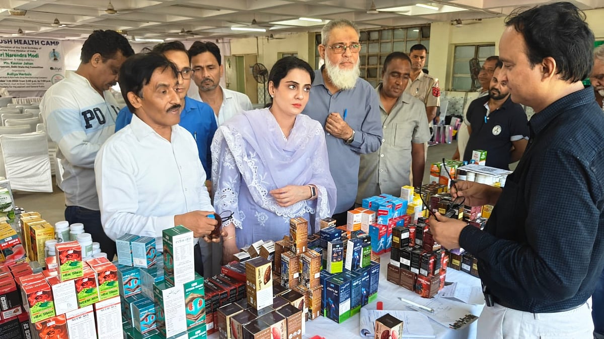 دہلی حج کمیٹی دفتر میں ہیلتھ کیمپ کا جائزہ لیتی ہوئی کمیٹی کی چیئرپرسن کوثر جہاں و دیگر