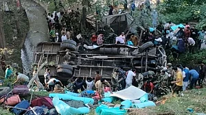 وادی کشمیر: بڈگام کے میں بی ایس ایف کی گاڑی حادثہ کا شکار، 4 جوان جاں بحق، 36 زخمی