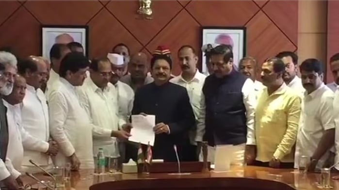 <div class="paragraphs"><p>مہاراشٹر کانگریس کا نمائندہ وفد گورنر کو عرضداشت پیش کرتے ہوئے، تصویر سوشل میڈیا</p></div>