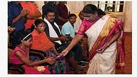 چھتیس گڑھ کے نکسل متاثرہ لوگوں نے مرمو کو اپنی حالت زار بتائی