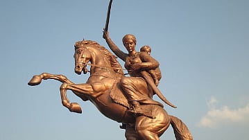 <div class="paragraphs"><p>جھانسی کی رانی لکشمی بائی کا مجسمہ، تصویر سوشل میڈیا</p></div>