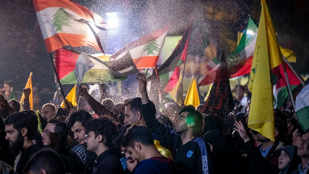 <div class="paragraphs"><p>اسرائیل پر ایرانی حملہ کا جشن مناتے ہوئے ایرانی شہری، تصویر GettyImages</p></div>