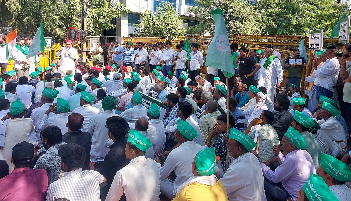 نوئیڈا اتھارٹی کے خلاف کسانوں کا احتجاج، اتھارٹی کے باہر پولیس کی رکاوٹیں توڑ دی گئیں