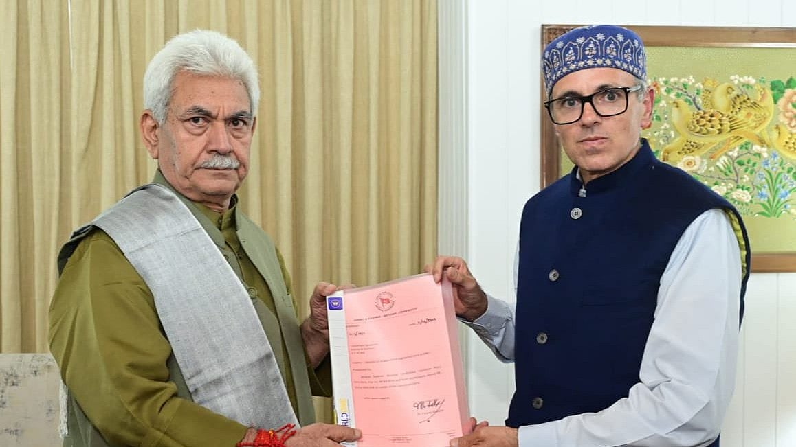 جموں و کشمیر کو مکمل ریاستی درجہ دینے کا راستہ ہموار! لیفٹیننٹ گورنر نے عمر کابینہ کی تجویز پر لگائی مہر