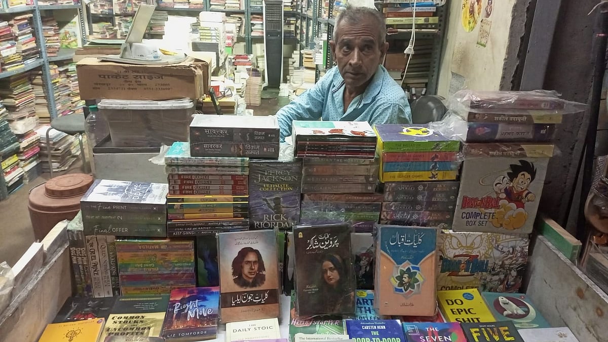 <div class="paragraphs"><p>کتب فروش سریندر دھون</p></div>