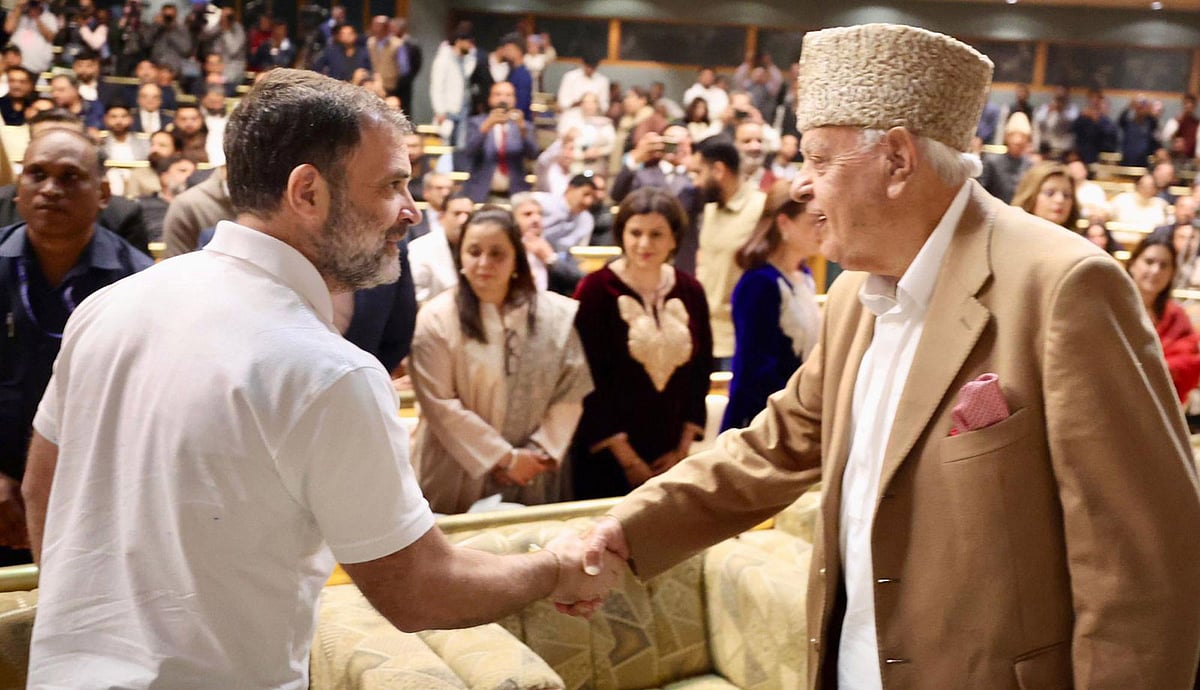 <div class="paragraphs"><p>راہل گاندھی سے ہاتھ ملاتے فاروق عبداللہ&nbsp;</p></div>