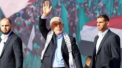 <div class="paragraphs"><p>یحییٰ سنوار (درمیان میں) کی فائل تصویر، آئی اے این ایس&nbsp;</p></div>