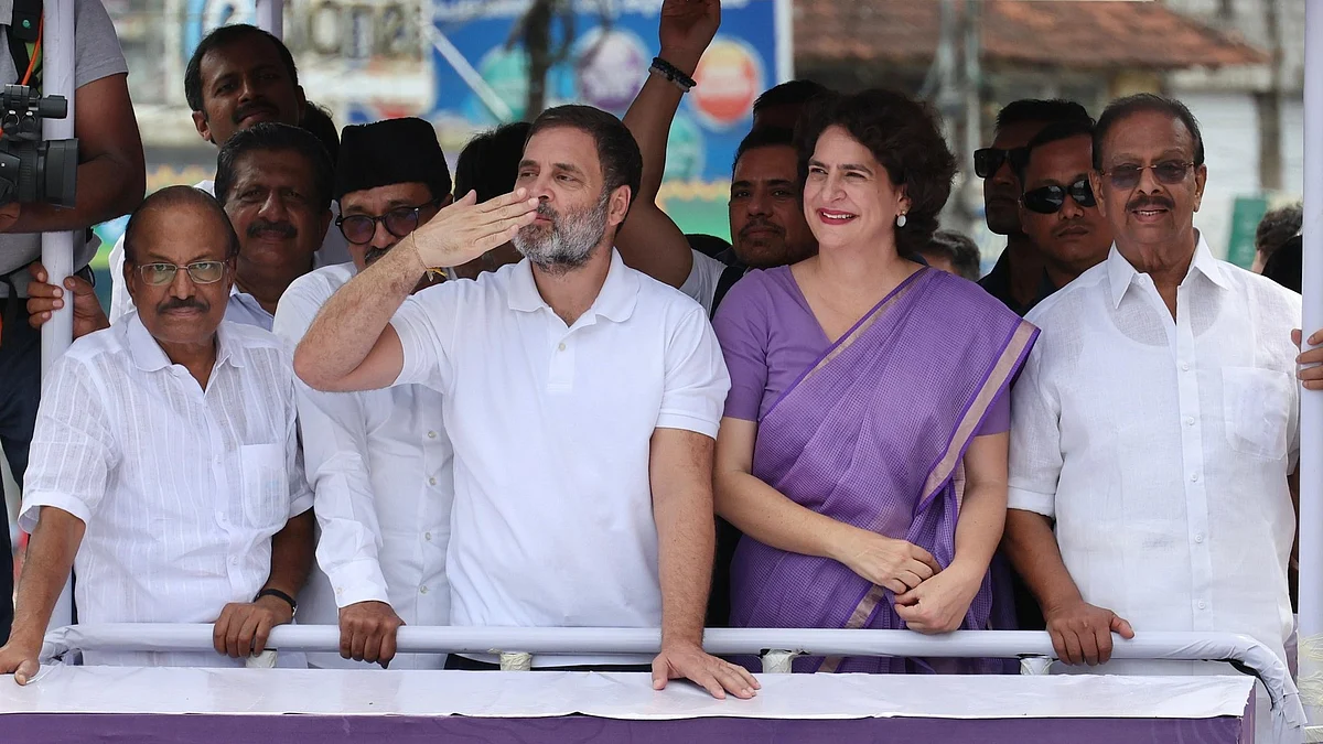 <div class="paragraphs"><p>راہل گاندھی اور پرینکا گاندھی وائناڈ میں روڈ شو کے دوران، تصویر @INCIndia</p></div>