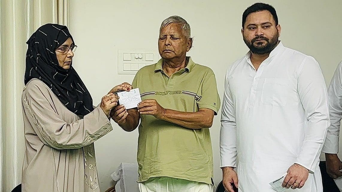 <div class="paragraphs"><p>تصویر حنا شہاب، لالو پرساد یادو، تیجسوی یادو/ @yadavtejashwi</p></div>