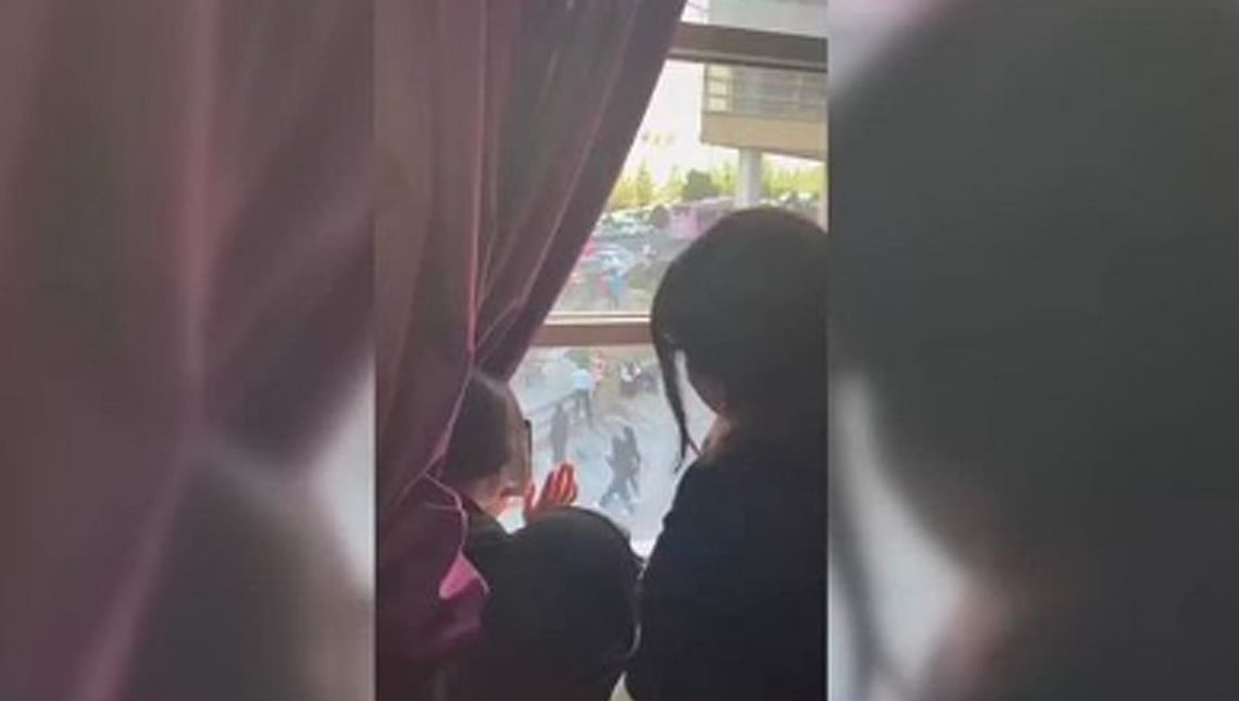 ایران: سخت ڈریس کوڈ سے پریشان طالبہ کا یونیورسٹی میں انوکھا مظاہرہ، پولیس نے کیا گرفتار