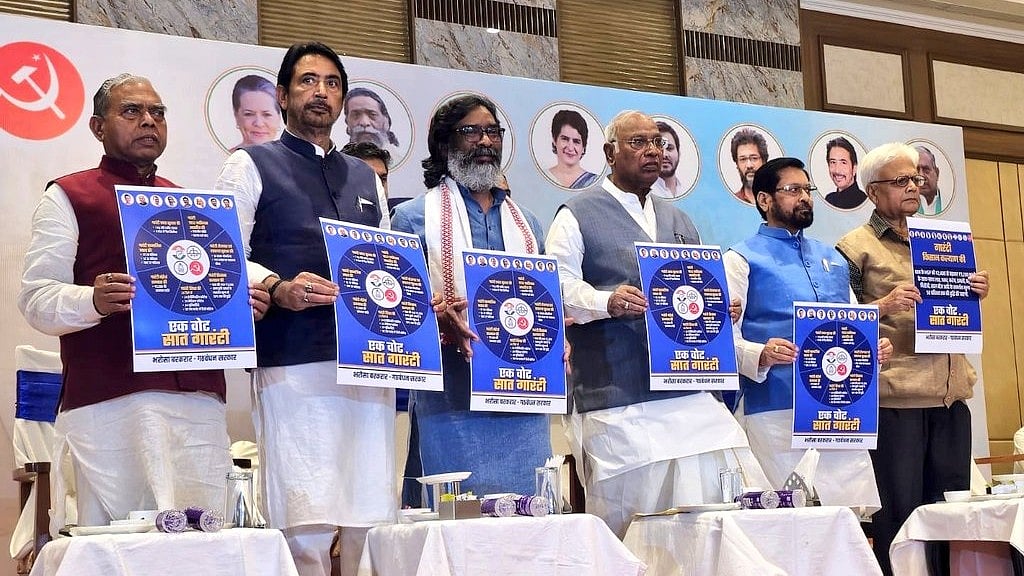 جھارکھنڈ اسمبلی انتخاب: انڈیا بلاک نے 7 گارنٹی کا کیا اعلان، 15 لاکھ کا انشورنس، 450 روپے میں سلنڈر اور بھی بہت کچھ