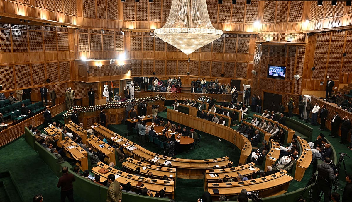 جموں و کشمیر اسمبلی میں وقف قانون پر زوردار ہنگامہ، کئی اراکین اسمبلی نے کاغذات پھاڑے