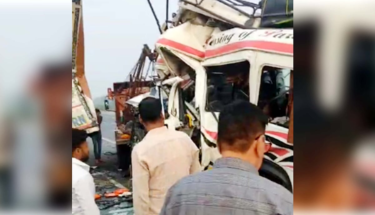 آگرہ-لکھنؤ ایکسپریس وے پر بس اور ٹرک میں حادثہ، ایک مسافر ہلاک، 15 سے زائد زخمی