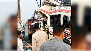 آگرہ-لکھنؤ ایکسپریس وے پر بس اور ٹرک میں حادثہ، ایک مسافر ہلاک، 15 سے زائد زخمی