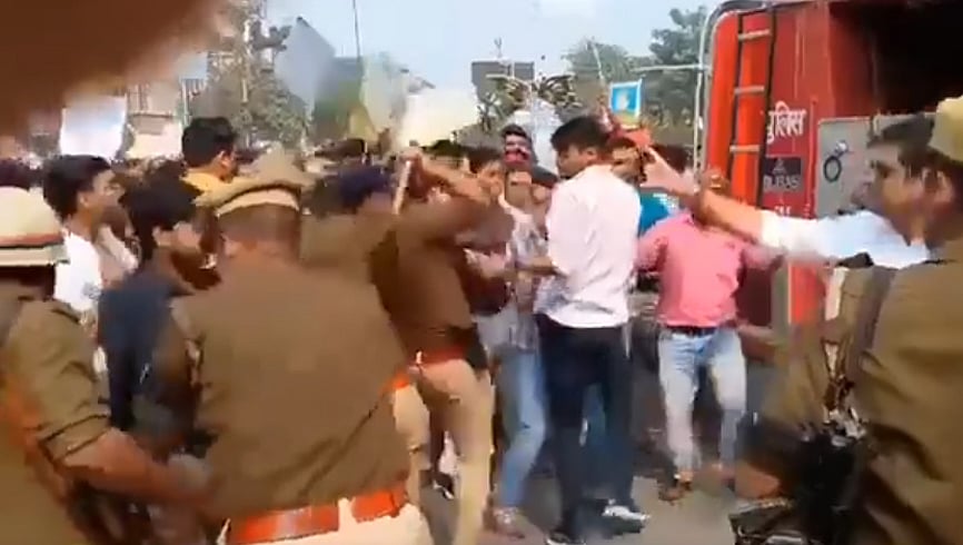یوپی پی ایس سی امتحانات کے طریقہ کار پر طلبا کا احتجاج جاری، پولیس کا لاٹھی چارج، کانگریس-ایس پی نے کی مذمت