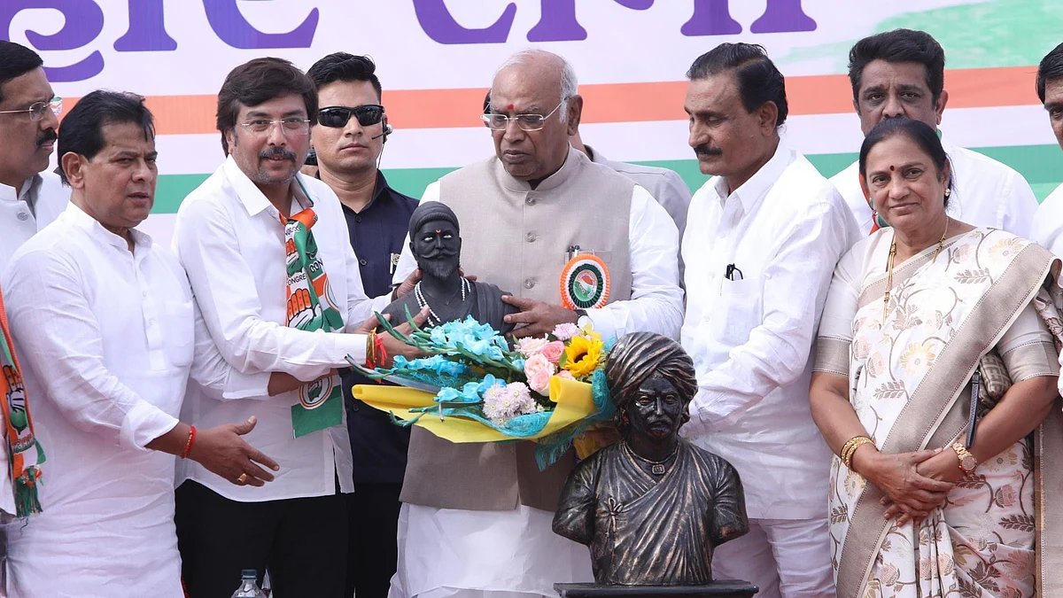 <div class="paragraphs"><p>مہاراشٹر میں انتخابی اجلاس کے دوران کانگریس صدر کھڑگے، تصویر @INCIndia</p></div>