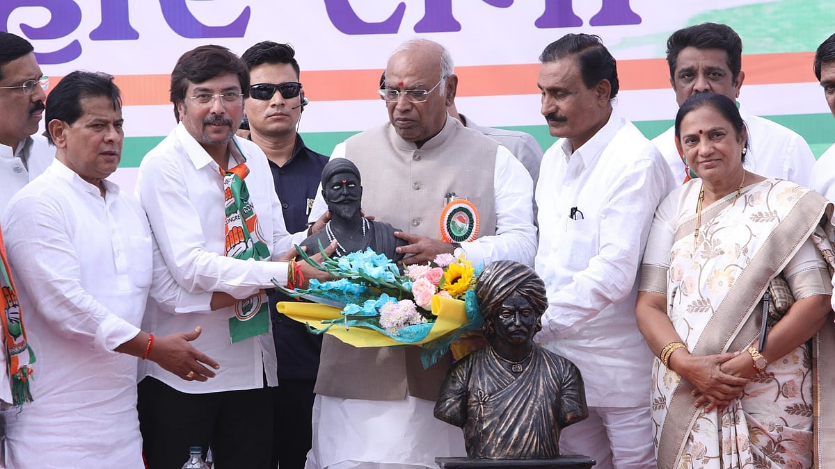 <div class="paragraphs"><p>مہاراشٹر میں انتخابی اجلاس کے دوران کانگریس صدر کھڑگے، تصویر @INCIndia</p></div>