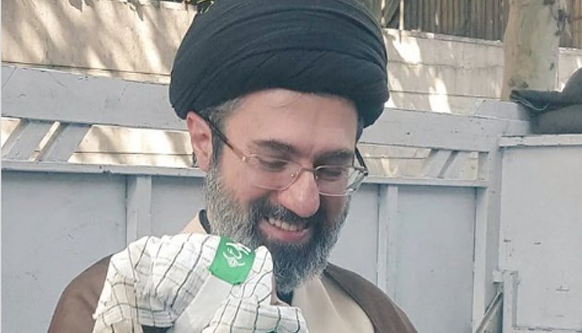 کیا آیت اللہ علی خامنہ ای نے چھوٹے بیٹے کو بنایا اپنا جانشیں، مجتبیٰ خامنہ ای ایران کے نئے رہبرِ اعلیٰ!