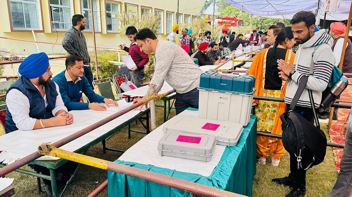 <div class="paragraphs"><p>ووٹنگ کی تیاری کرتے انتخابی افسران، تصویر&nbsp;<a href="https://x.com/TheCEOPunjab">@TheCEOPunjab</a></p></div>