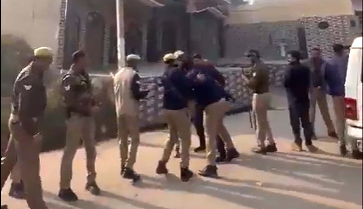 الیکشن جیتنے کے لیے کچھ بھی کرے گا!