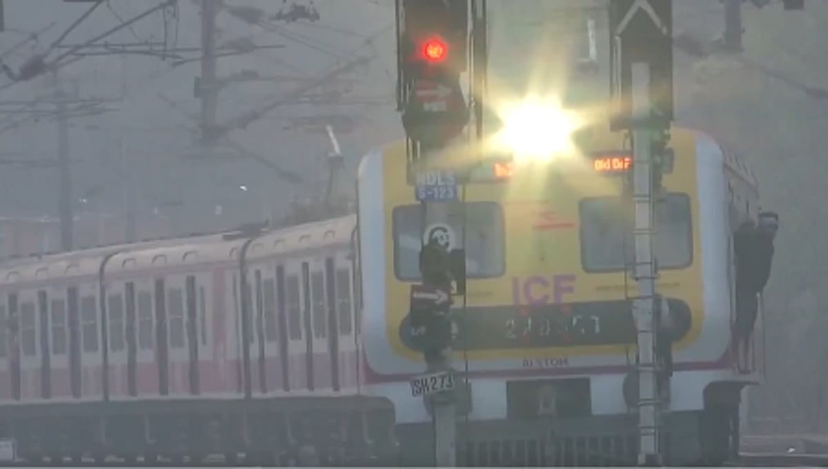 کہرے سے ریل خدمات متاثر، تاخیر سے چل رہی ہیں 20 ٹرینیں، مسافروں کو شیڈول سے باخبر رہنے کی ہدایت