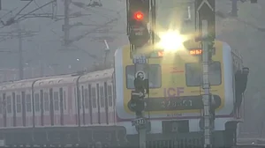 کہرے سے ریل خدمات متاثر، تاخیر سے چل رہی ہیں 20 ٹرینیں، مسافروں کو شیڈول سے باخبر رہنے کی ہدایت