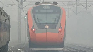 کہرے کا ریل سفر پر اثر، یکم دسمبر سے 28 فروری تک 22 ٹرینیں منسوخ، کئی گاڑیوں کے پھیرے بھی ہوئے کم